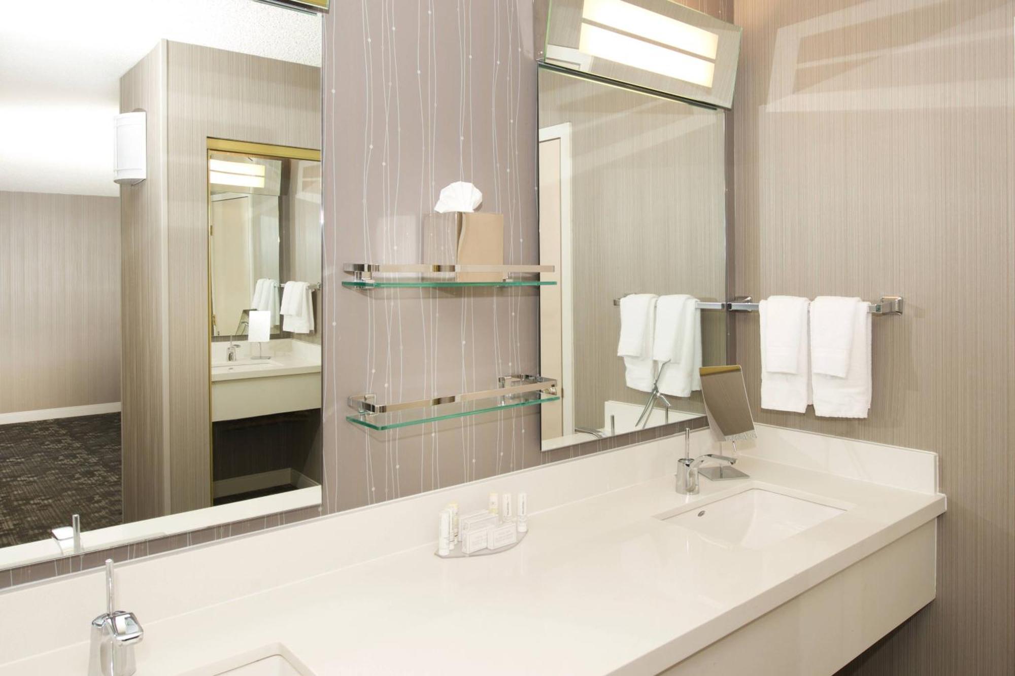 Courtyard By Marriott Oakland Airport Hotel Bagian luar foto