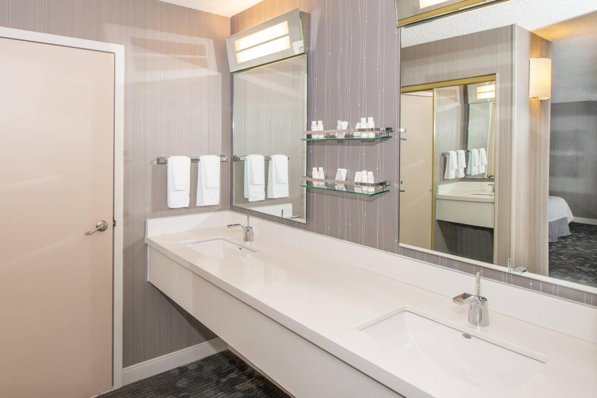 Courtyard By Marriott Oakland Airport Hotel Bagian luar foto
