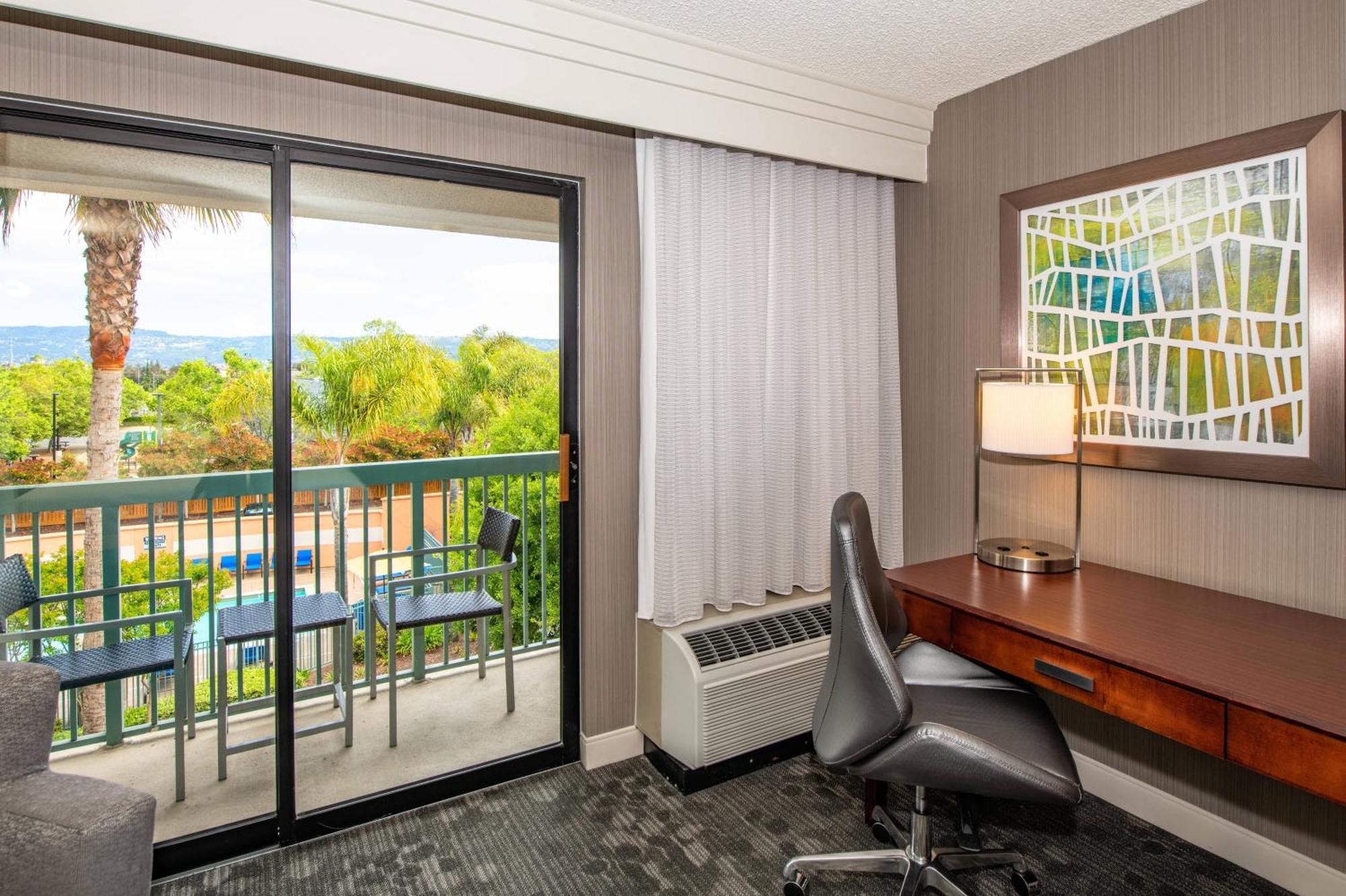 Courtyard By Marriott Oakland Airport Hotel Bagian luar foto