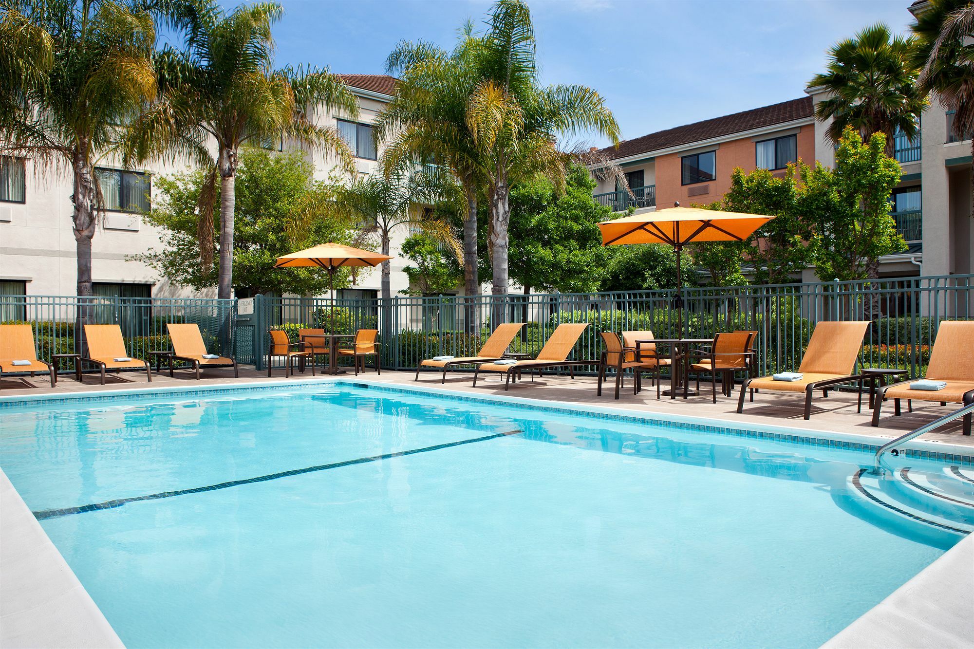 Courtyard By Marriott Oakland Airport Hotel Bagian luar foto
